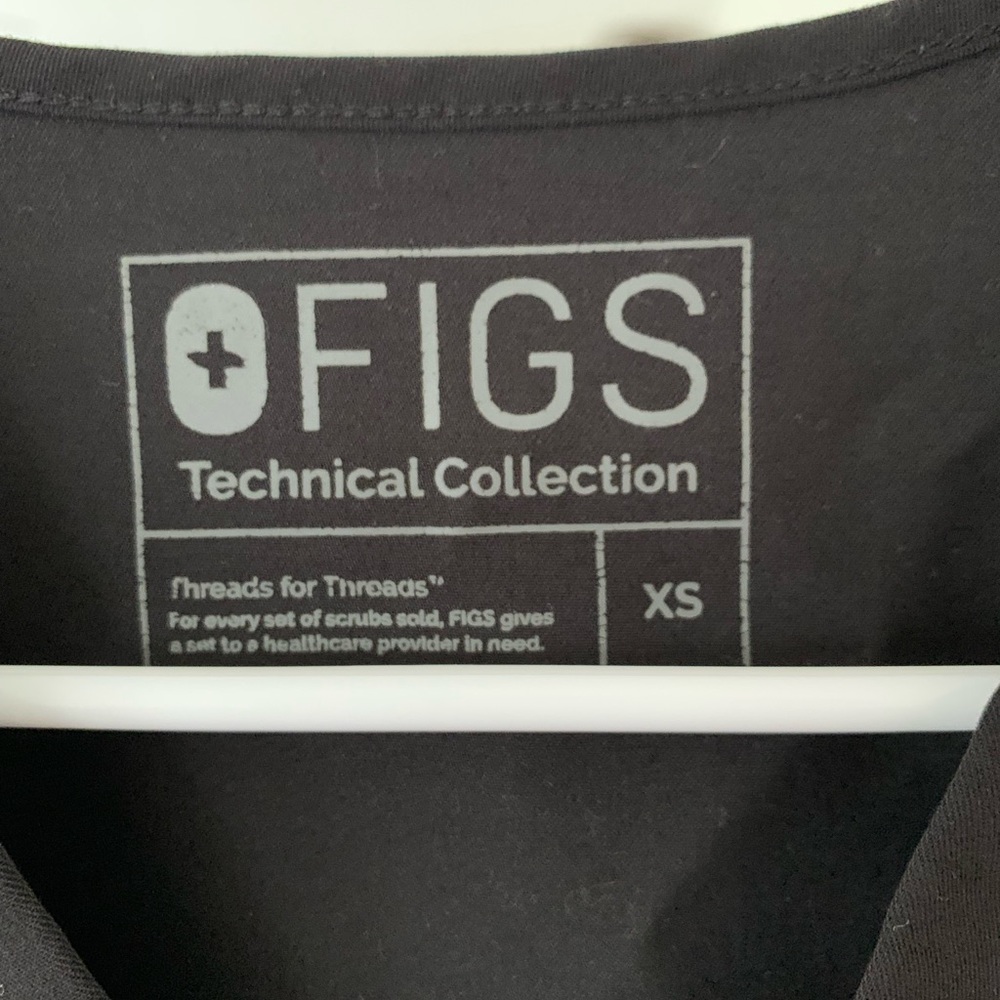 Women's Catarina One-Pocket Scrub Top FIGS Black - Picture 3 of 3